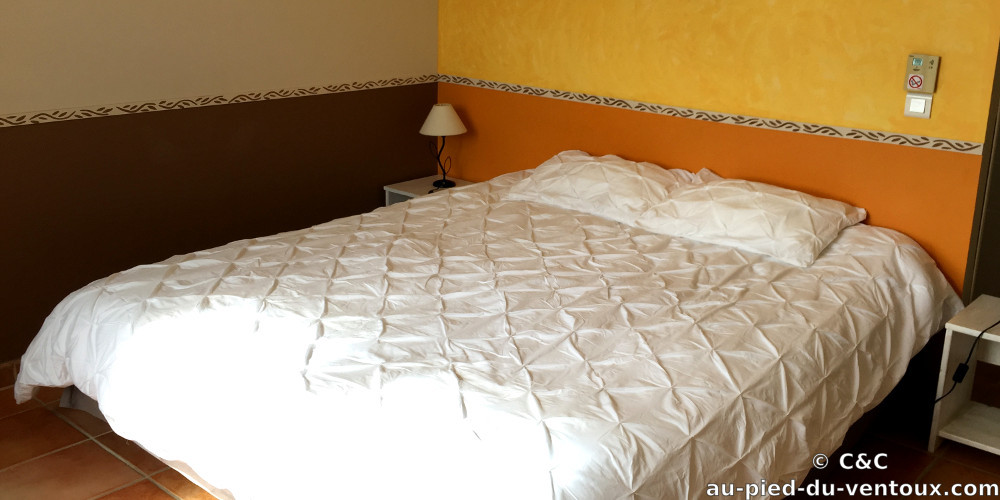 Au Pied du Ventoux, Gästezimmer und Gästetisch, B&B, Flassan, Bédoin, Provence